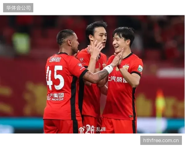 山东泰山与上海海港在赛季初的强强对话，为整个赛季的走势埋下伏笔。